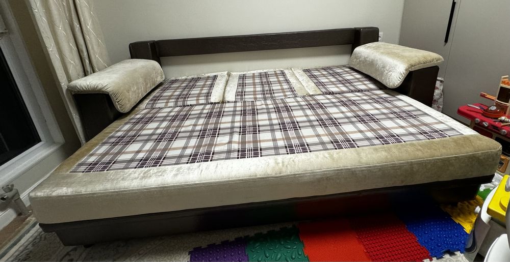 Продам срочно диван в отличном состоянии