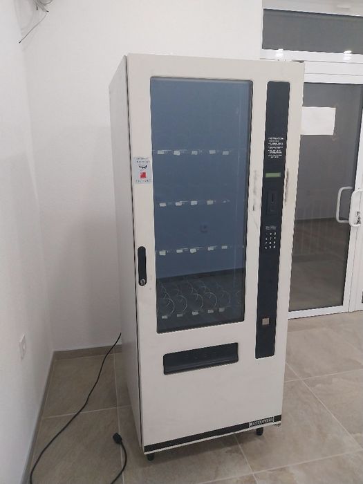 Продавам хладилна вендинг машина за снаксове и напитки