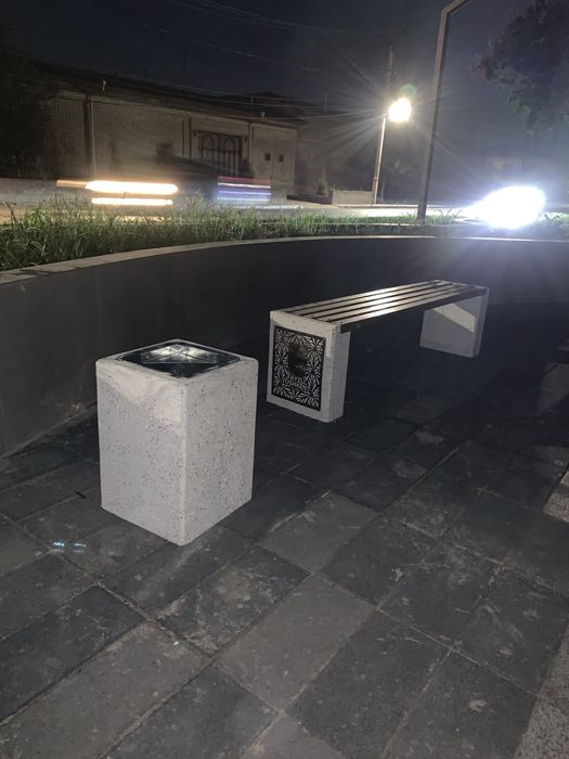 Скамейка мраморная без спинки и урна