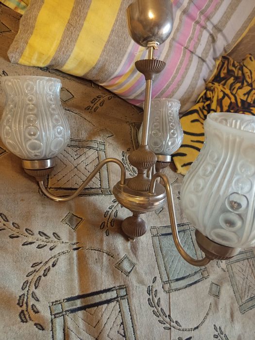 Отдам люстру,трехрожковую,рабочую