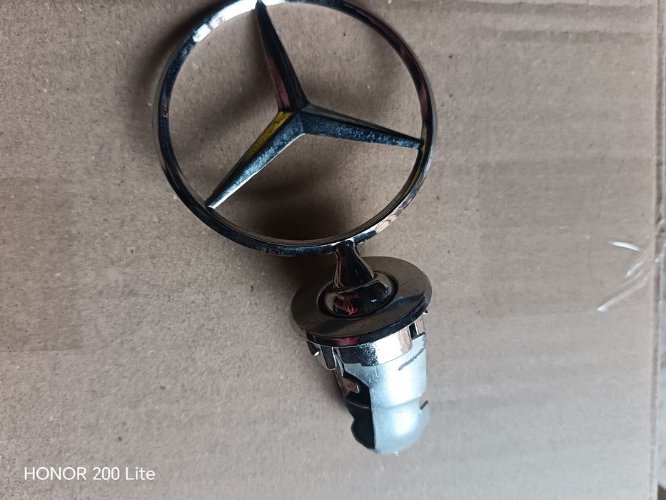 Emblema Star Mercedes Benz, montare pe capota