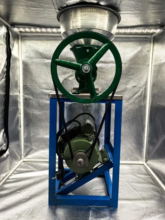 Masina de carne cu masa si motor 1.5 kW 699 lei