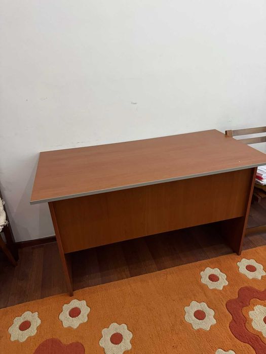 Vand   2 canapele extensibile, stare foarte buna - pret 500 lei/buc. neg. , un birou - pret 150 lei si o comoda de televizor - 250 lei