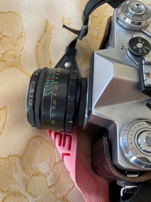 Продавам фотоапарат на лента Zenit-E с оригинален обектив Helios-44-2 58 mm f/2.