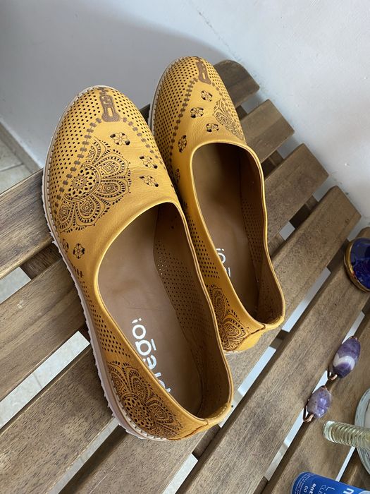 Espadrile noi de piele, comode, cu o broderie de mandale si floricele