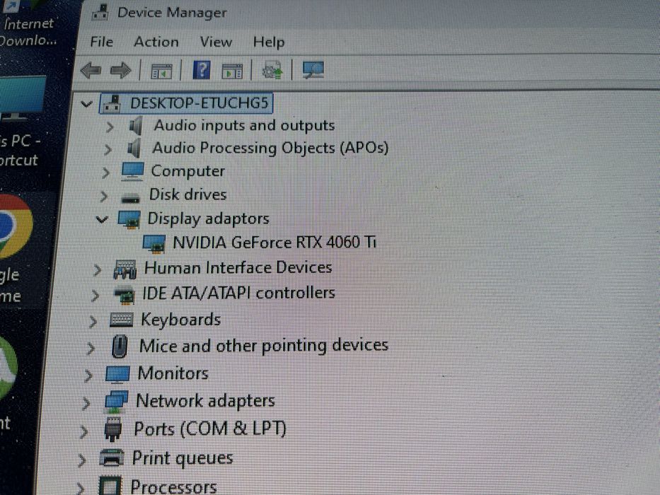 Геймърски компютър и монитор