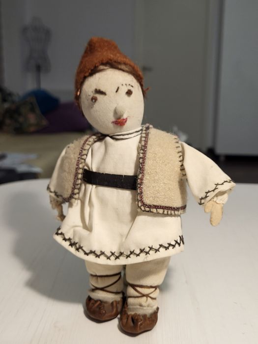 Păpușă tradițională românească artizanală, îmbrăcată într-un costum popular stilizat,  anii 60 - 80