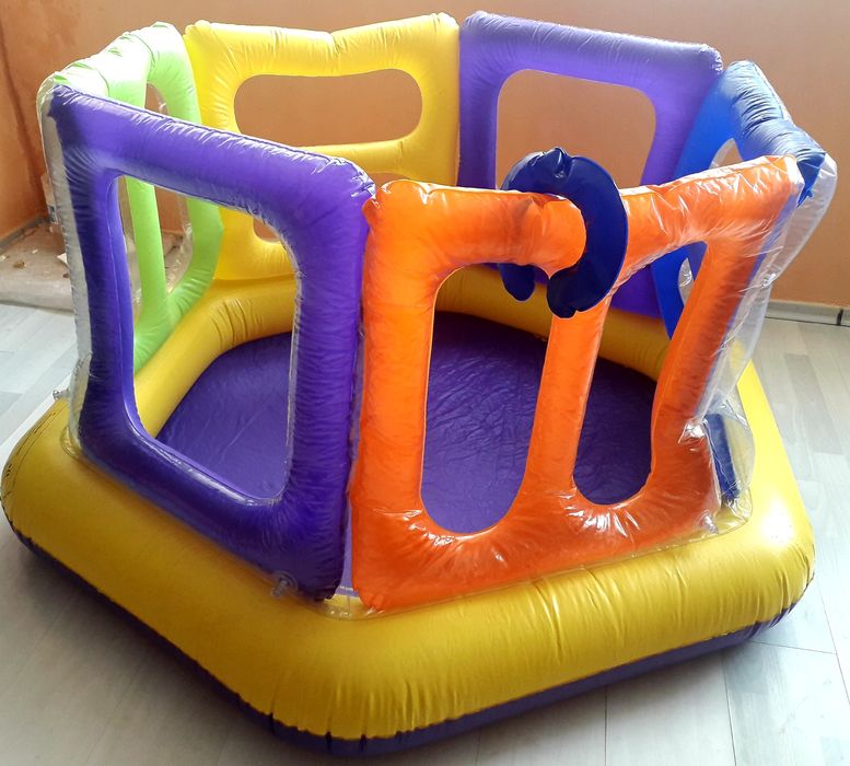 Надуваеми детски център.