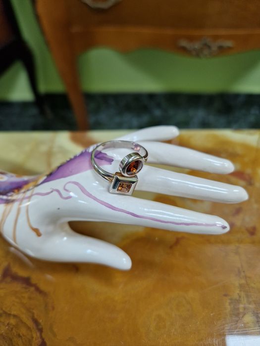Прекрасен антикварен дамски сребърен пръстен с гранати