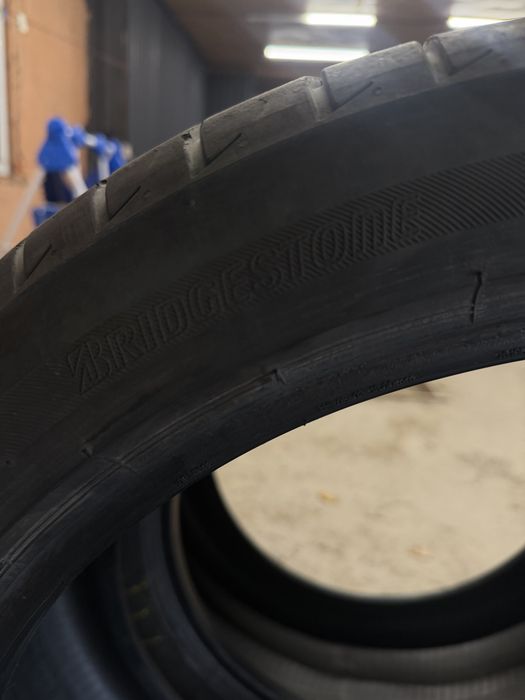Продам комплект шин Bridgestone перед 275/40/21 зад 315/35/21