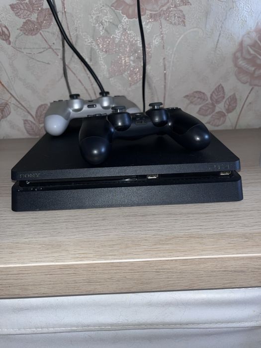 Продам Sony Playstation 4
