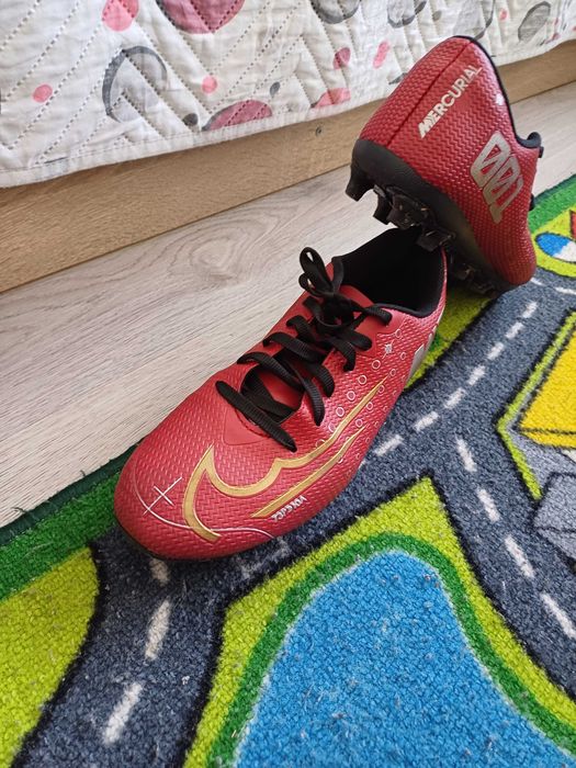 Продоват се бутонки за футбол