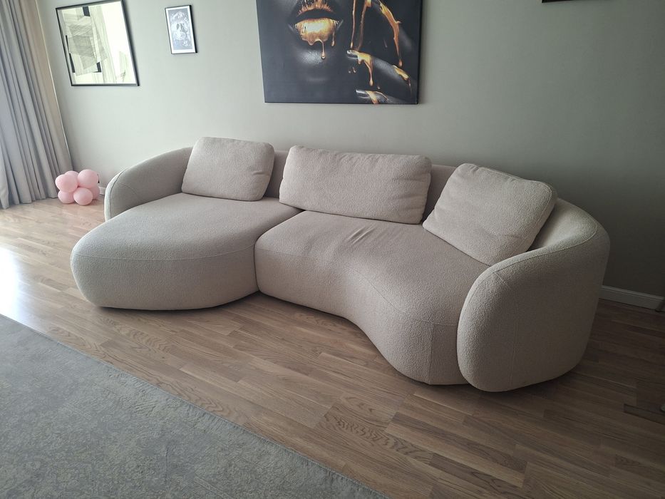 Canapea Domani textil bouclé Manza Cream 
Un material de baza in anii 1940, bouclé a revenit in ultimii ani datorita compozitiei sale si a aspec