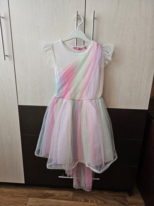 Продам нарядные платья 5-6 лет