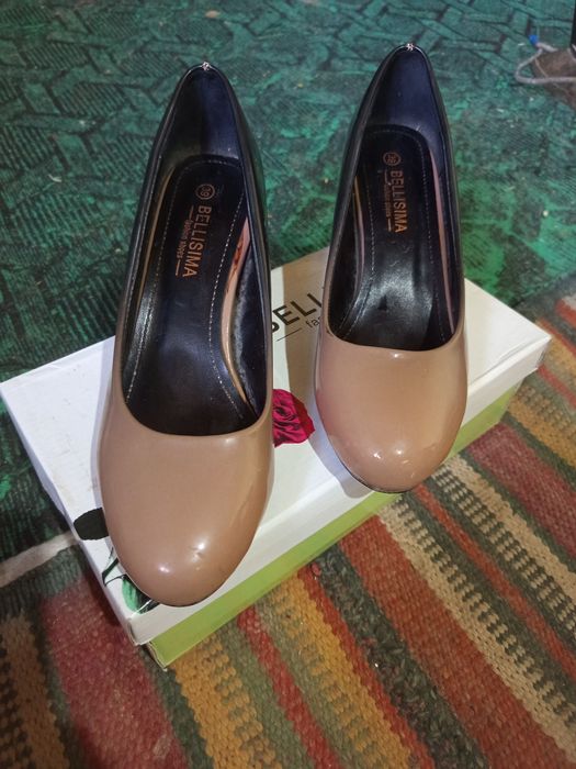 Ayollar tuflisi yangi