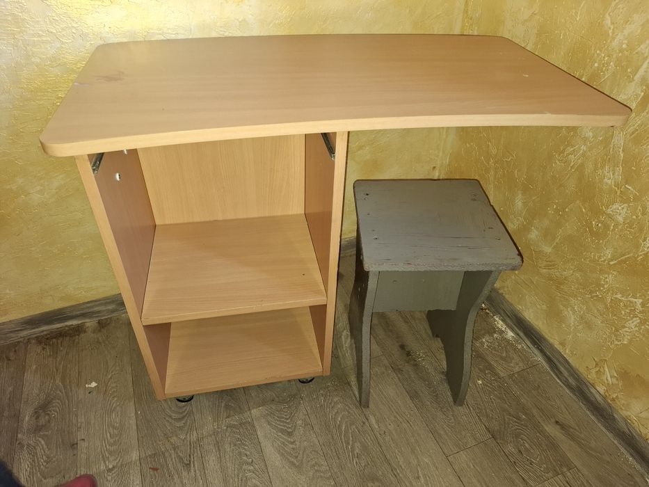 Продам стол на колёсиках