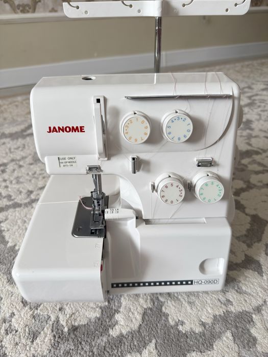 Оверлок Janome в отличном состоянии