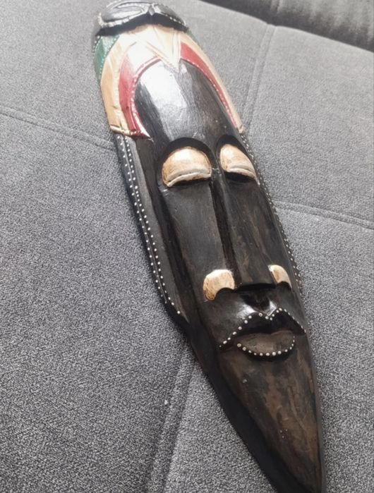 Masca africana din lemn