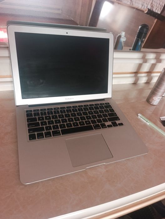 Noutbuk Macbook sotiladi