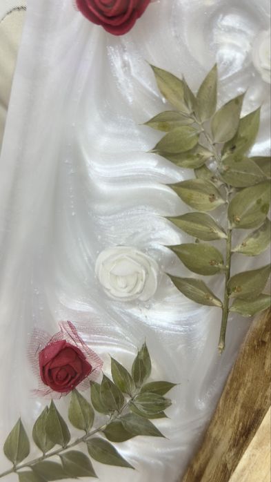 Орех и епоксидна смола със мини розички