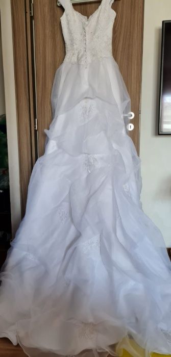Vand rochie de mireasa si accesorii