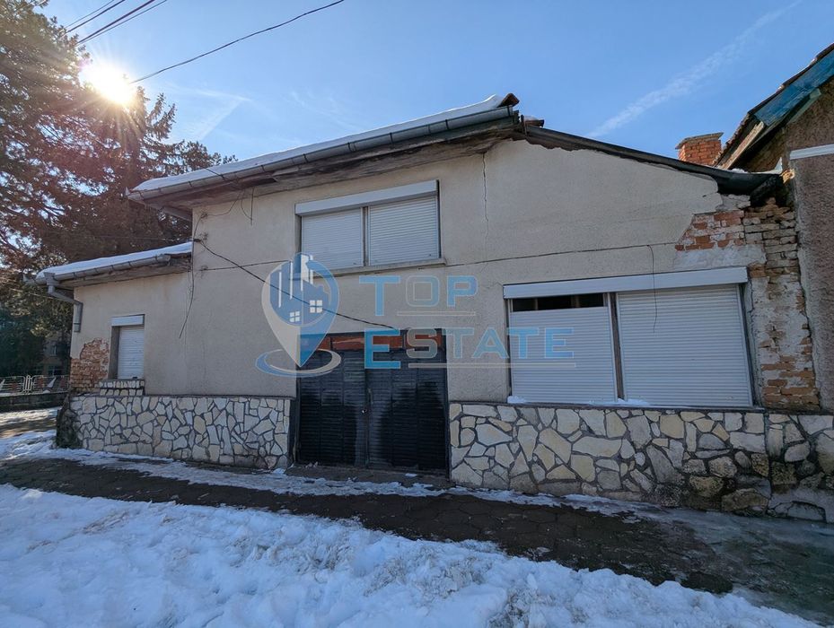 Едноетажна тухлена къща в близост до детска градина в град Борово, об