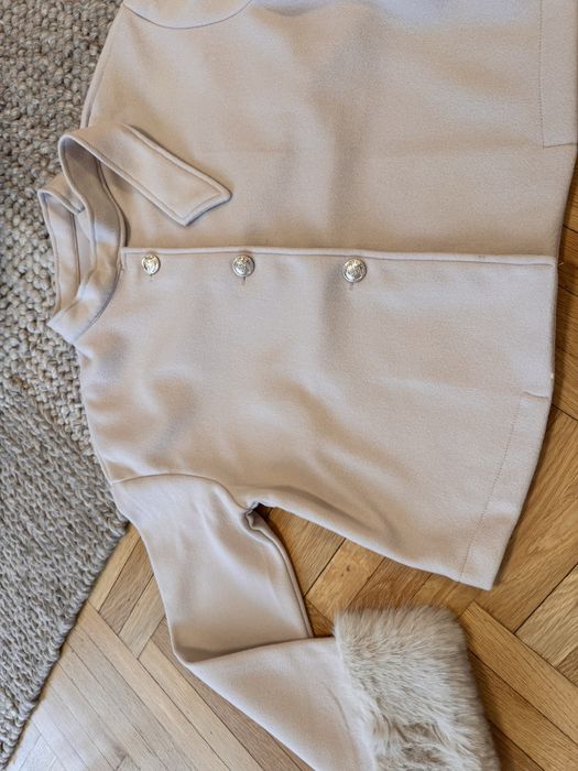 Късо палто с плюшени ръкави