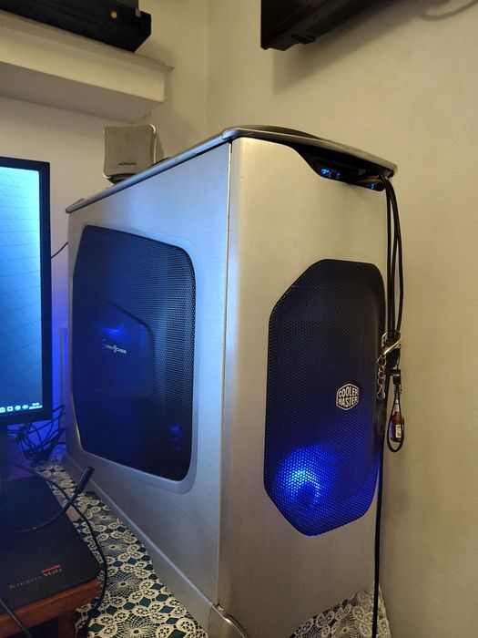 Vând carcasa PC coolermaster cm stacker