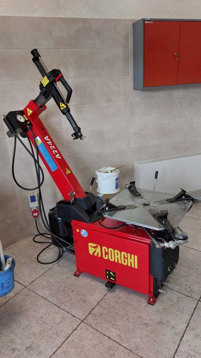 CORGHI - A224 А Монтаж /Демонтаж машина за гуми на леки автомобили
