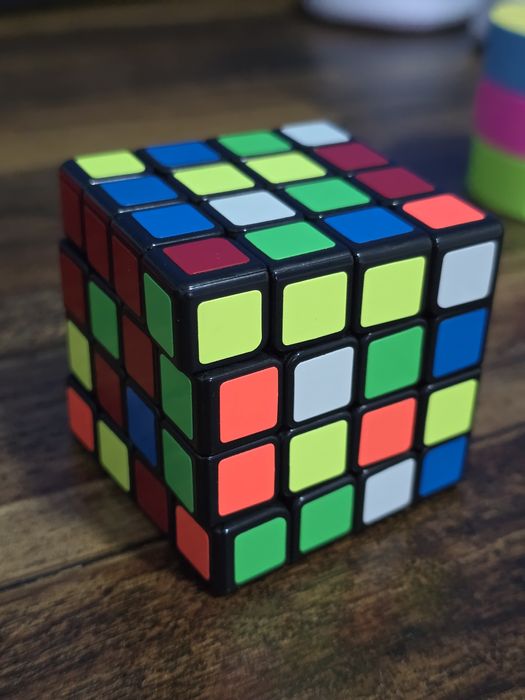 Комплект разных видов кубика рубика.