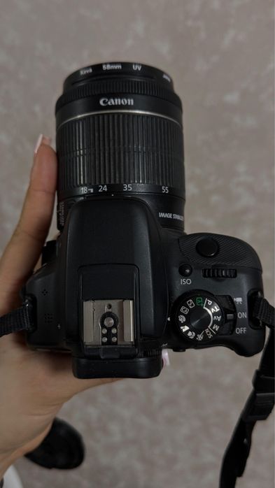Камера Canon , зеркальная камера