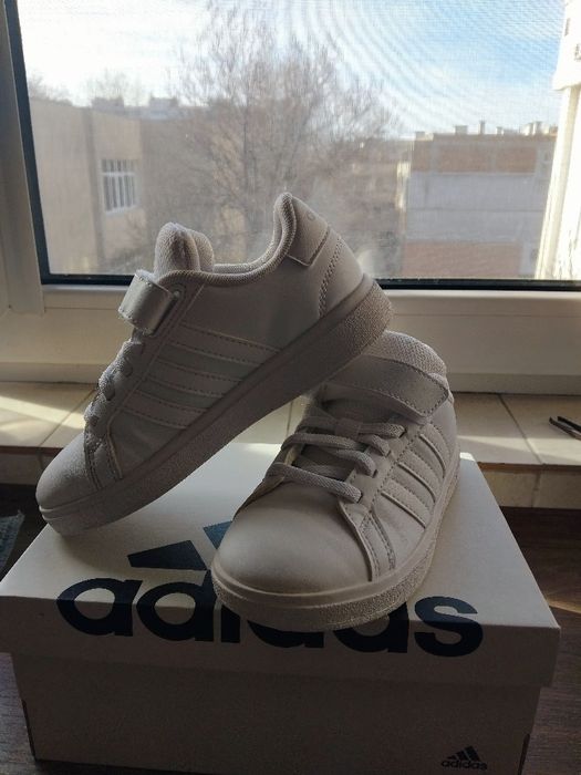 Бели маратонки ADIDAS