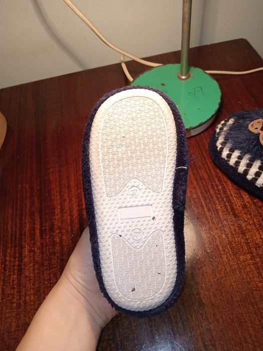 Продаю детские тапочки на липучке