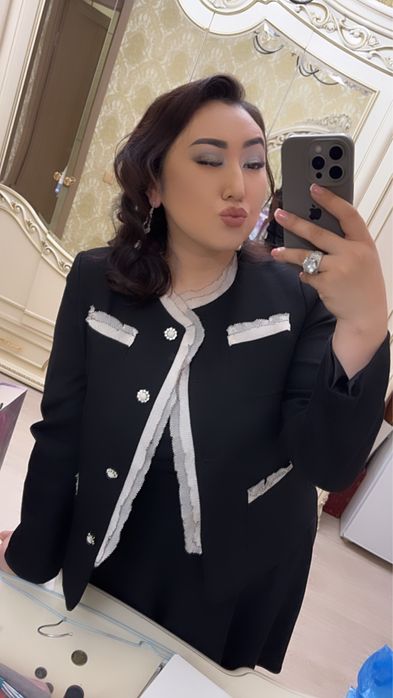 Продается жакет. Пиджак. Очень красивый.