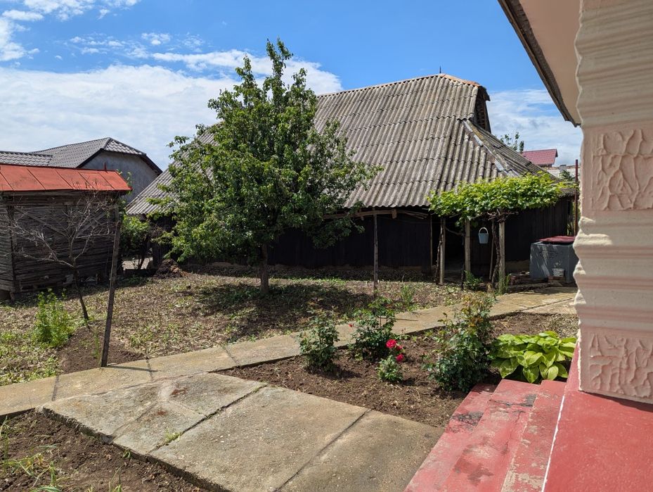 Casă cu teren 1330 mp și anexe gospodărești în Păunești (Surlea), Vrancea