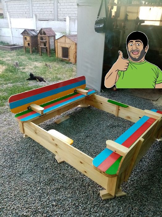 Песочница со скамейками.