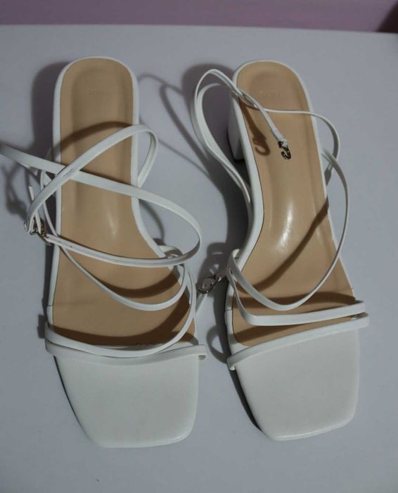 Sandale cu toc, nepurtate