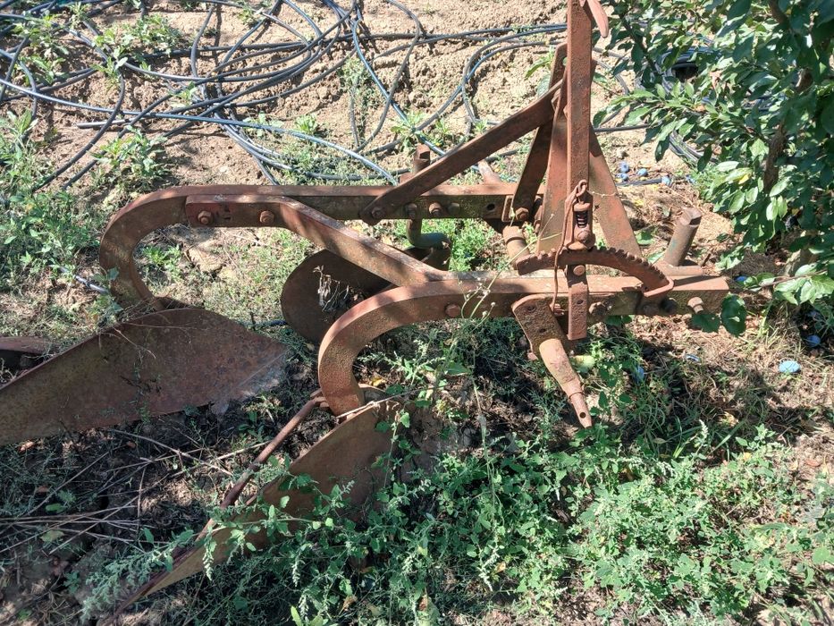 Vând plug agricol cu 2 cormane, adus