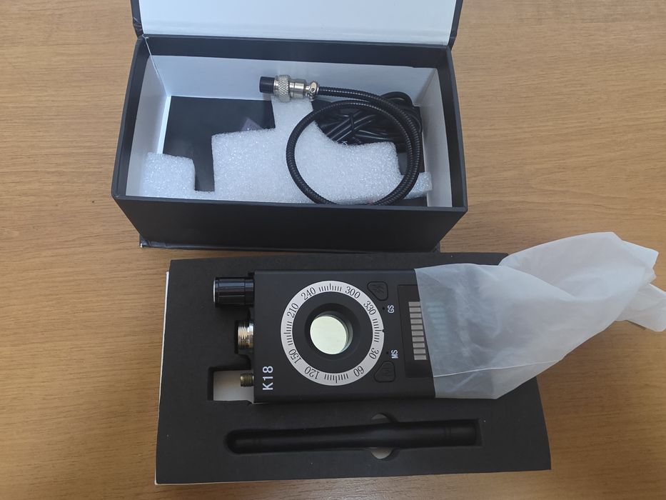 Detector camere si microfoane