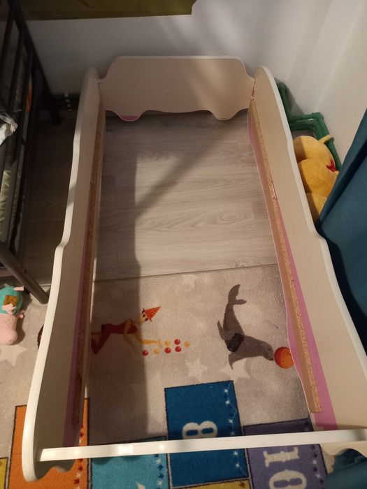 Pat copii tip mașinuță + saltea (dimensiuni 70x140 cm)
