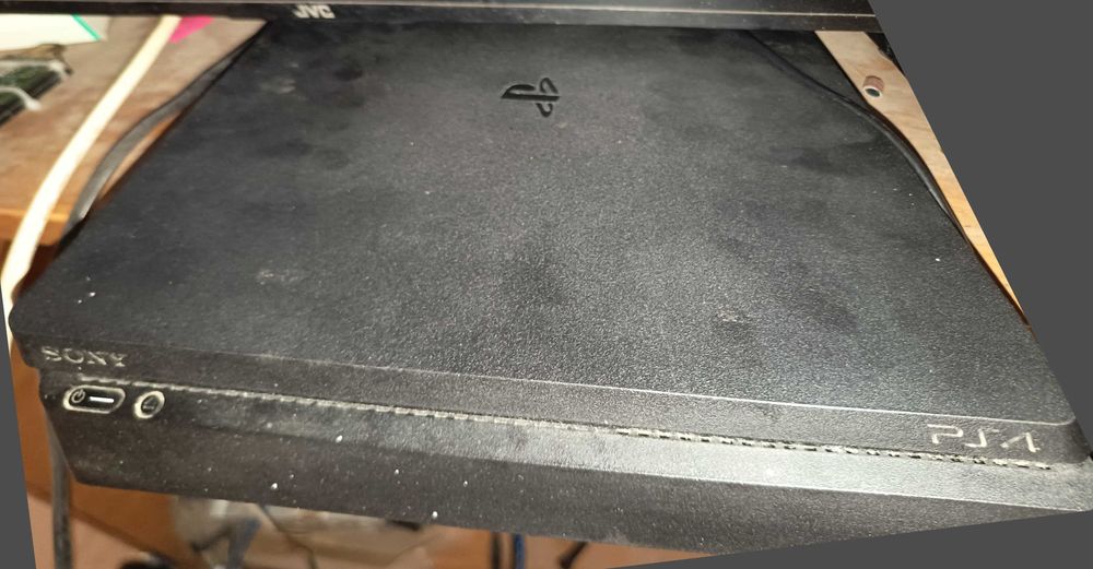 Playstation 4 slim 1tb + 2 kontrolera + 5 igri na diskove