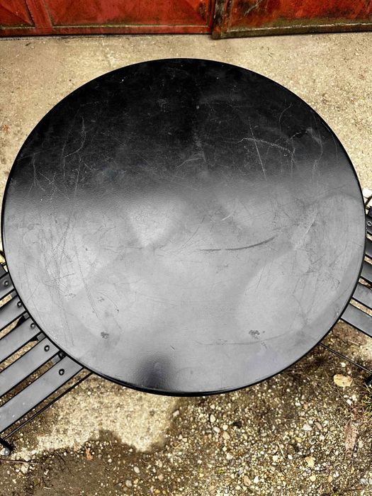 O măsuță cu 2 scaune pliabile pentru grădină sau terasă