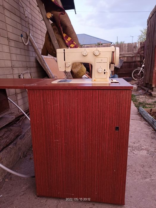 Продам швейную машинку