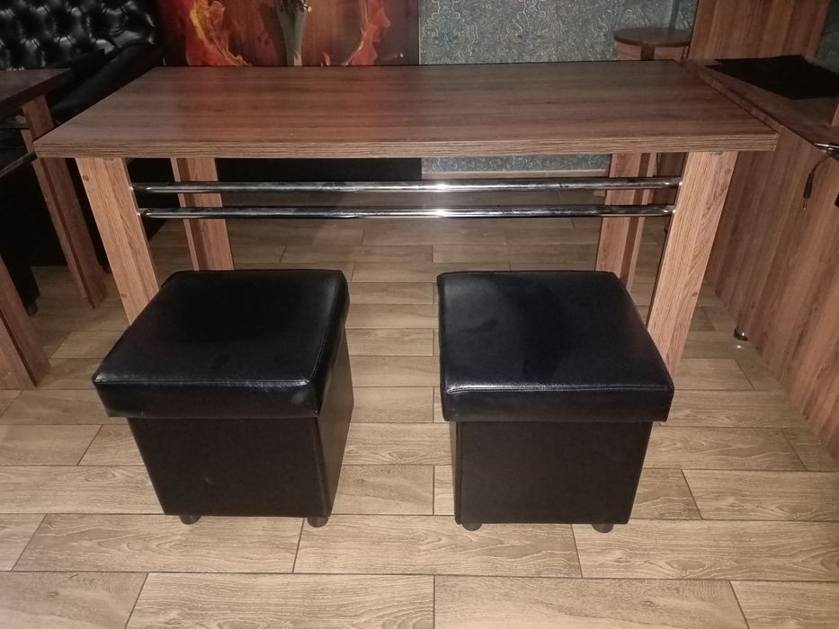 Продам стол и 2 пуфика