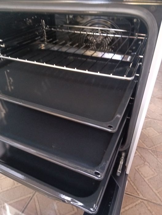 Тясна 50 см печка с керамичен плот Gorenje  с две години Гаранция!