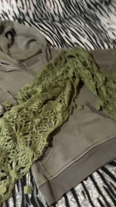 Суичър /шал в зелено