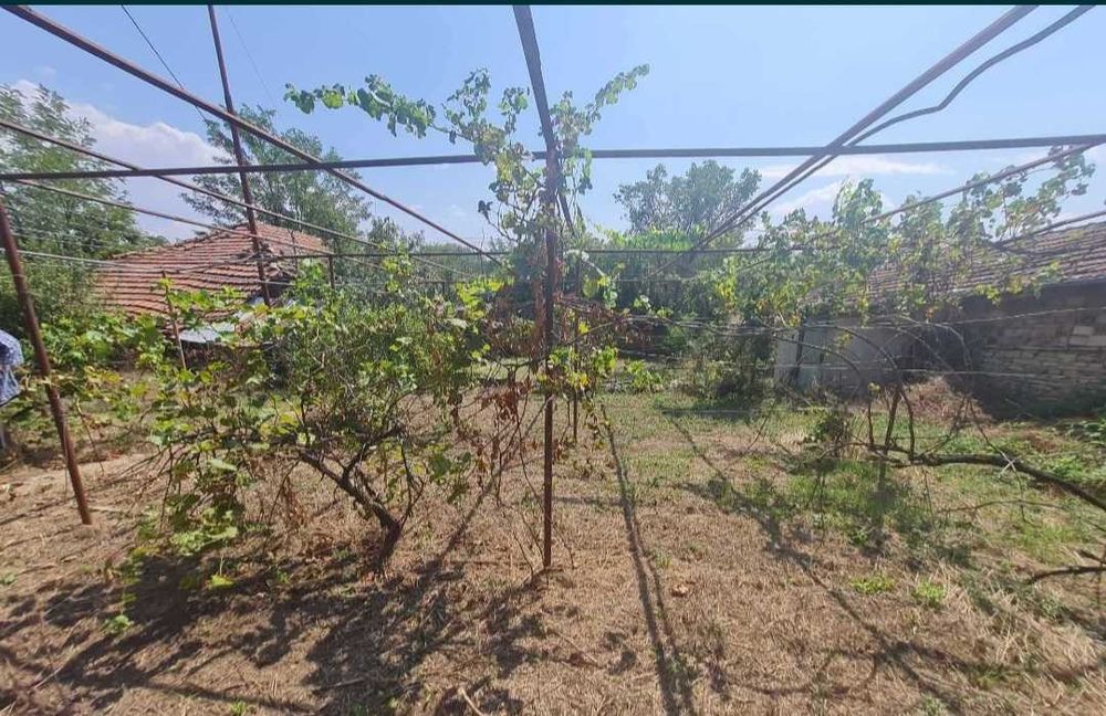 Двуетажна къща в село Долна Липница