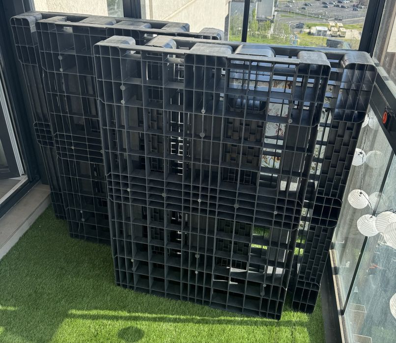 Pat din paleti - 4 paleti plastic + saltea grosime 8 cm