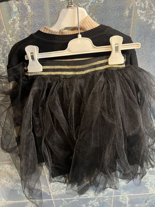 Compleu fete: cardigan, bluza si fusta.