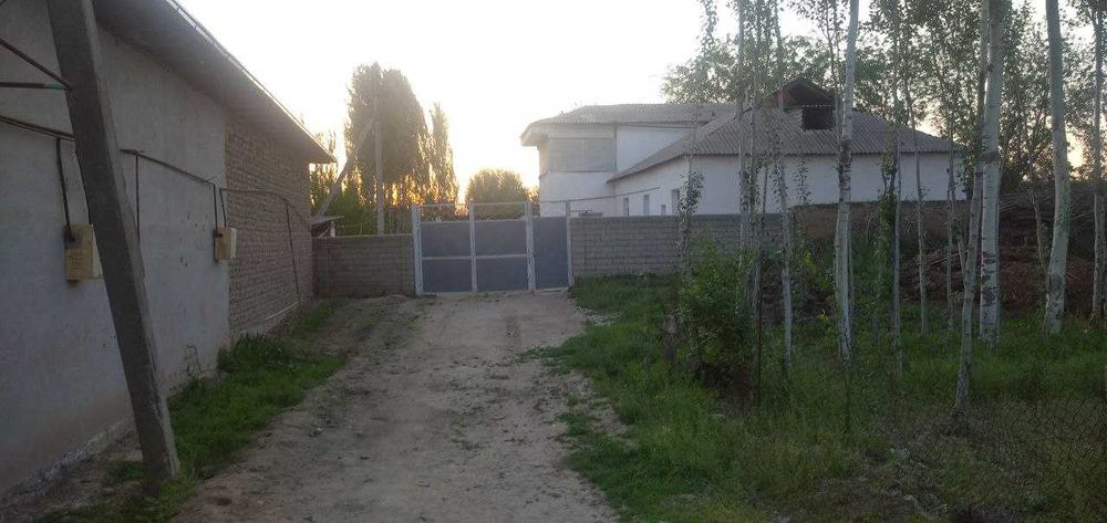 Uy sotiladi srochni Umumiy yer maydoni 90 sotiq tomorqa 35 sotiq